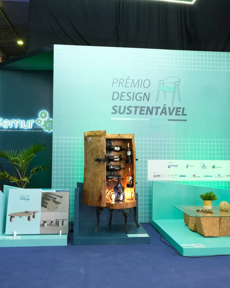 O estande do Prêmio Design Sustentável na FEMUR 2026, com os projetos premiados da 6ª edição.