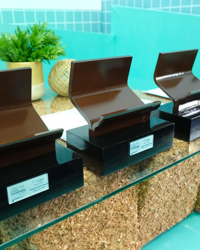 Os troféus da 6ª edição, à espera da cerimônia, em 2026.