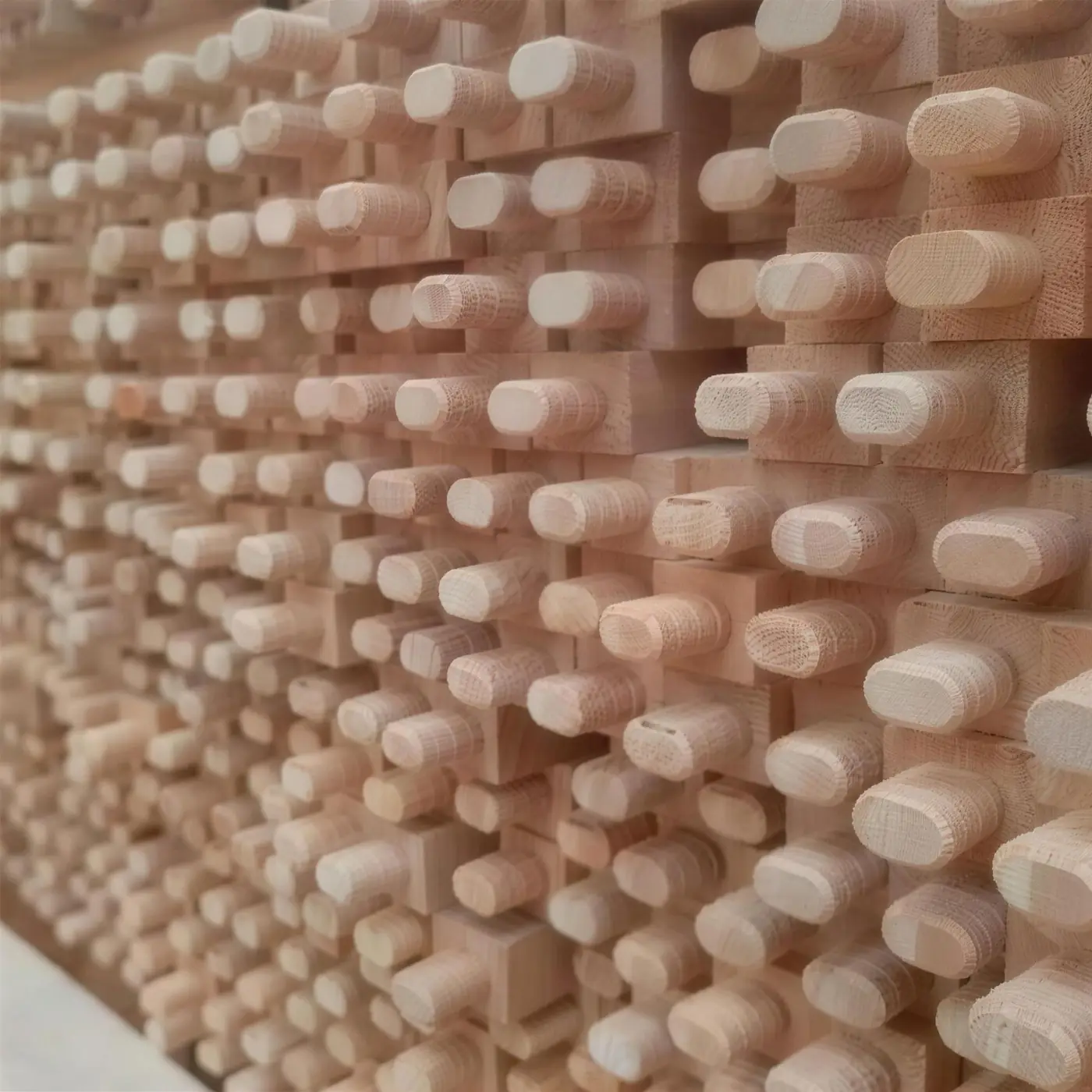 Pés de cadeira torneados em madeira crua, lado a lado na fábrica da Rafana