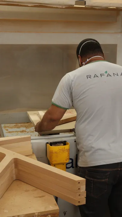 Profissional da fábrica da Rafana trabalhando