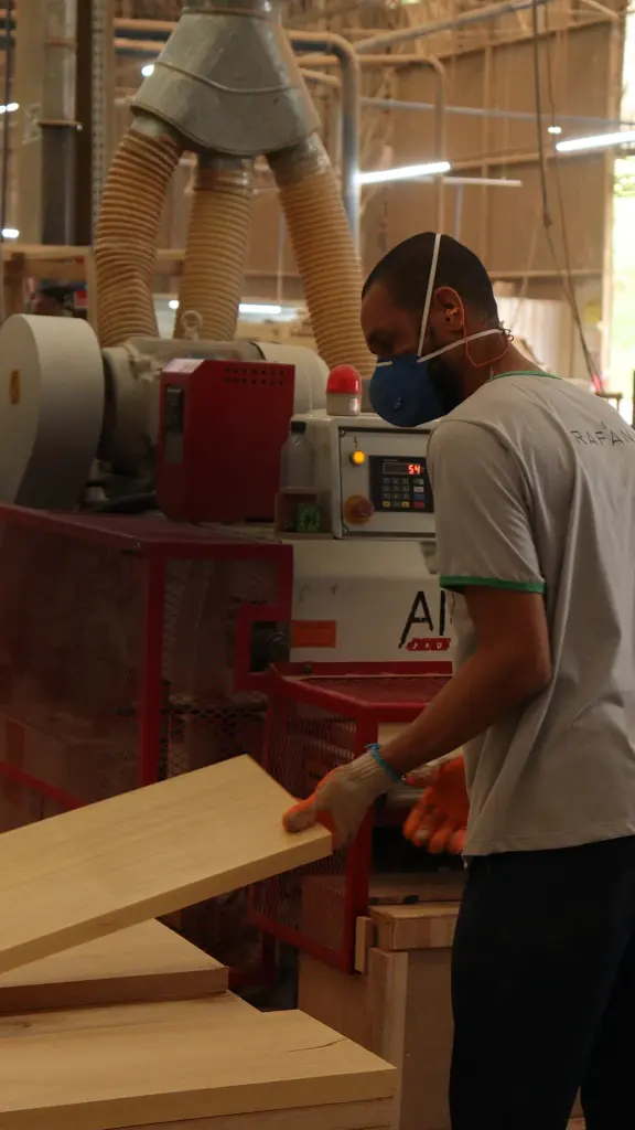 Profissional da fábrica da Rafana trabalhando