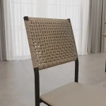 Detalhe do encosto trançado de uma cadeira