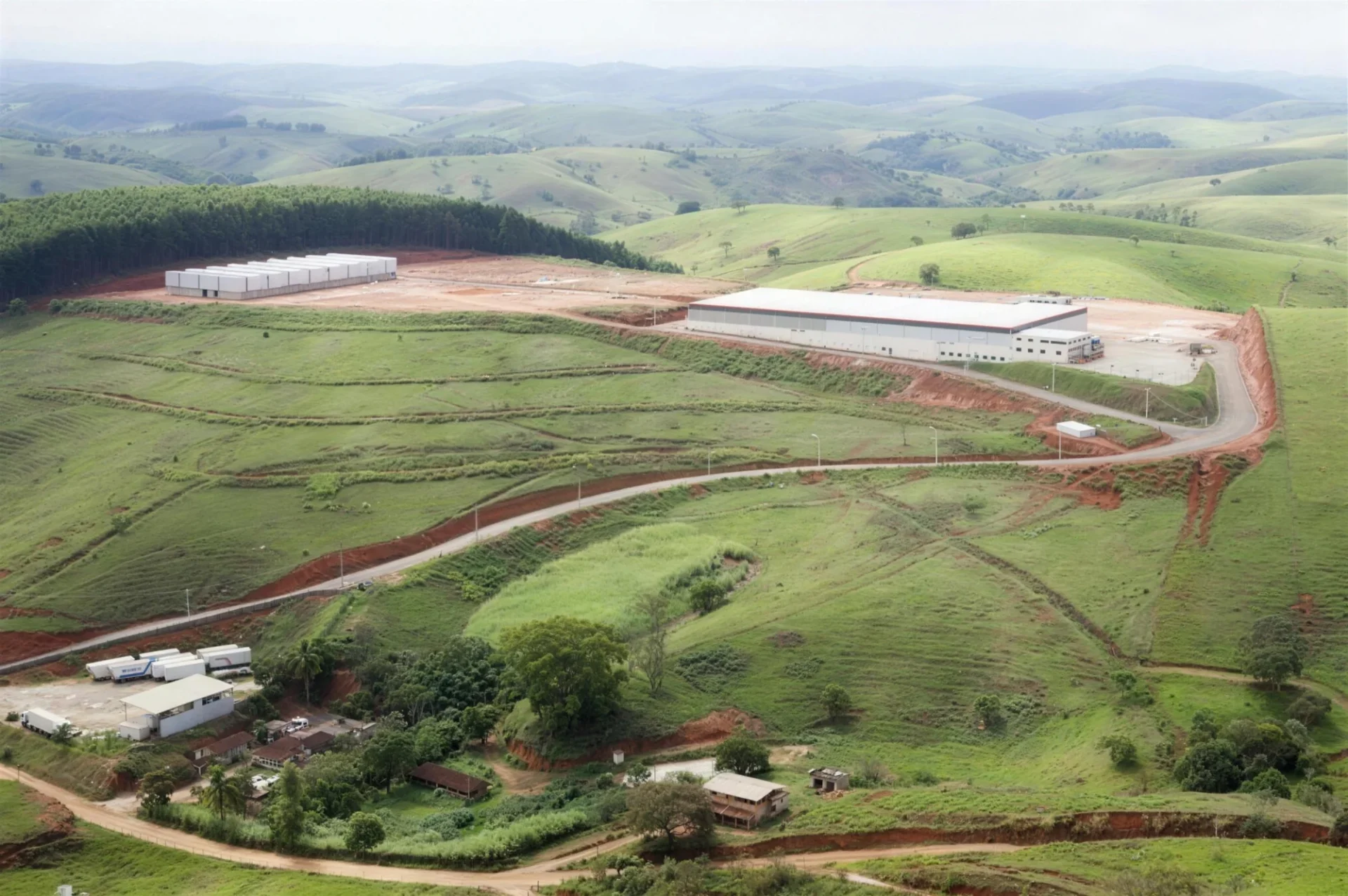 Vista aérea da fábrica da Móveis Teixeira entre os morros de Rodeiro, MG