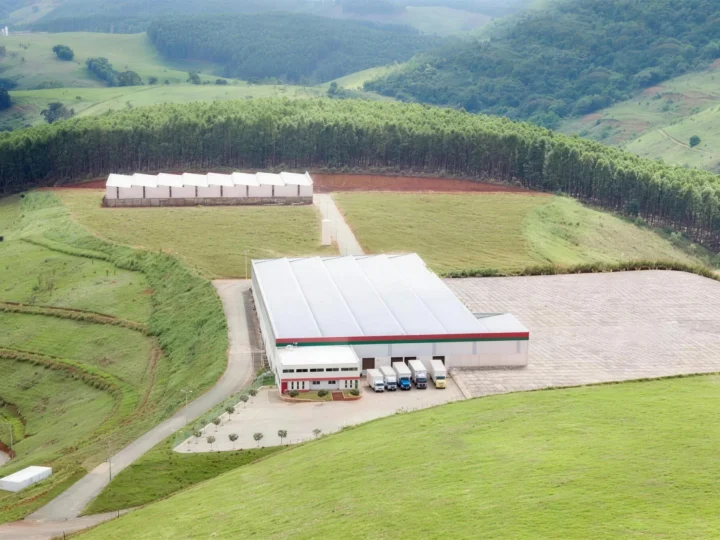 Vista aérea da fábrica da Móveis Teixeira em Rodeiro, MG